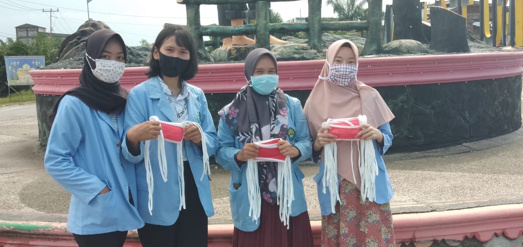 Mahasiswa Kukerta UNRI Bagikan Masker di Kecamatan Rimba Melintang