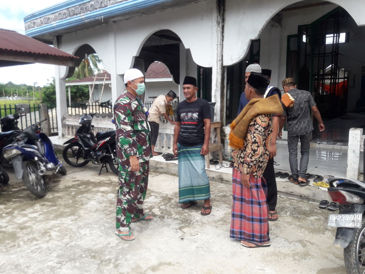 Disiplinkan Warga, Babinsa Koramil 13/Rokan Himbau Warga Pakai Masker Selama Beribadah Di Masjid