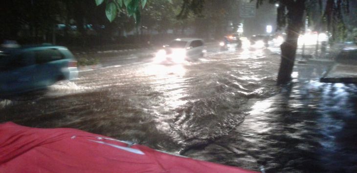 Foto-foto Jakarta dan Bekasi Dikepung Banjir, Rumah dan Mobil Terendam