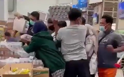 Heboh Video Warga Rebutan Susu Penangkal Covid-19