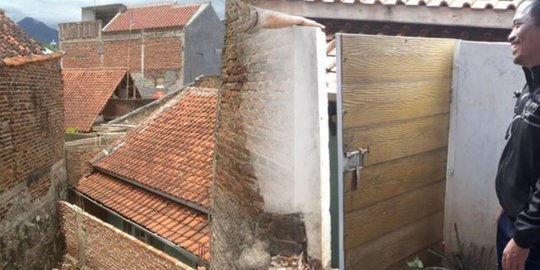 Sempat Viral Karena Ditembok, Ternyata Terdapat Akses Masuk ke Rumah Eko
