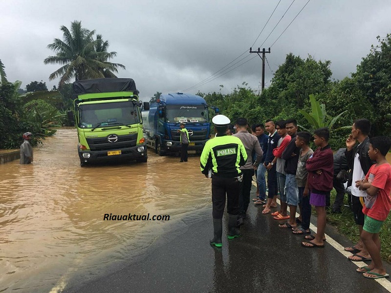 Banjir di Pangkalan, Arus Lalu Lintas Sumbar-Riau Lumpuh
