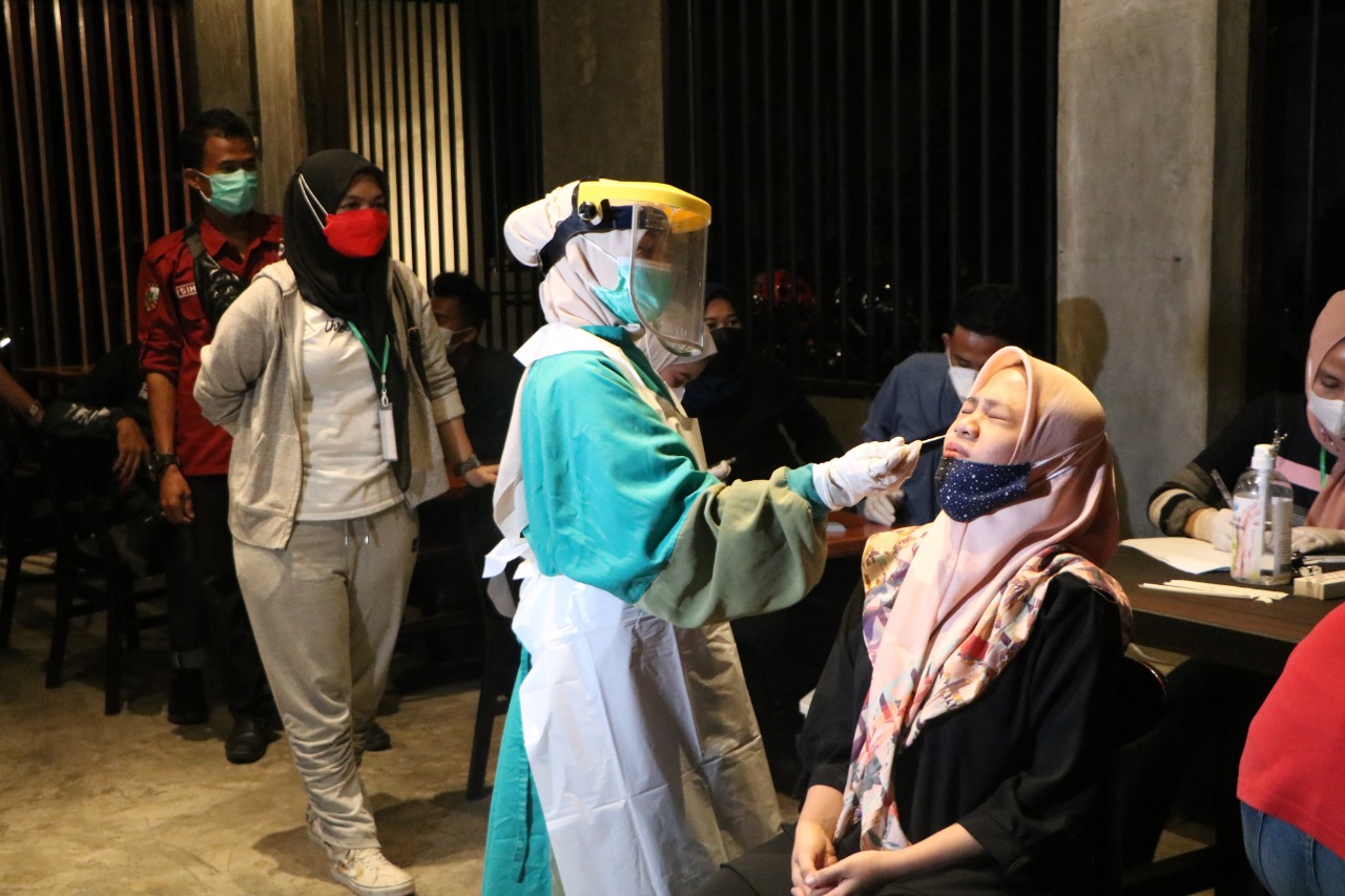 Petugas Gabungan Gelar Razia Protokol Kesehatan, 1 Orang Reaktif Usai Test Swab Antigen