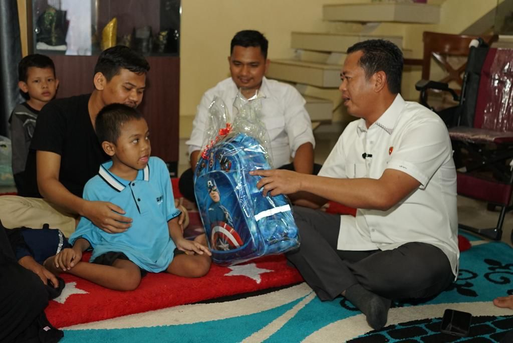 Peduli Anak Difabel Korban Penganiayaan, Direktur Reskrimum Polda Riau Berikan Bantuan