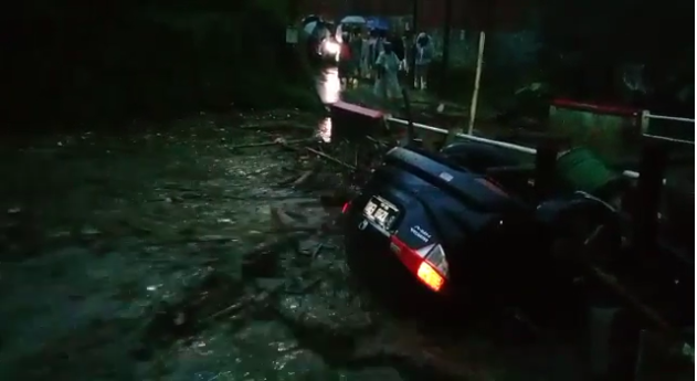 Waduh! Banjir Bandang di Sukabumi Membuat Mobil Hanyut Terseret Air, Lihat Videonya