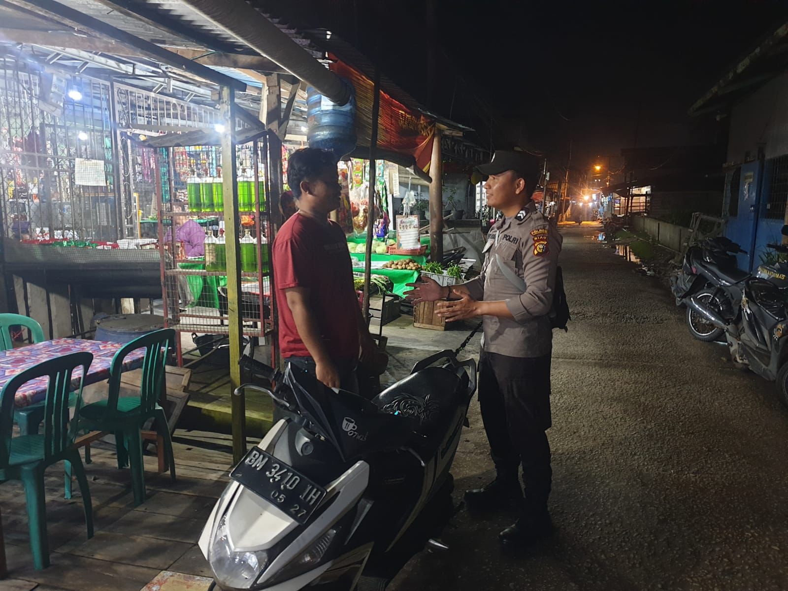 Briptu Ade Imbau Warga Pulau Burung Antisipasi Berita Hoax dan Sosialisasi Pemilu Damai 2024