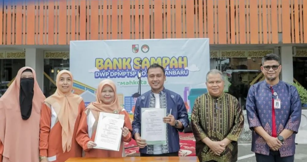 Peduli Kebersihan, DWP DPM-PTSP Jalin Kerjasama Bank Sampah dengan DLHK Pekanbaru