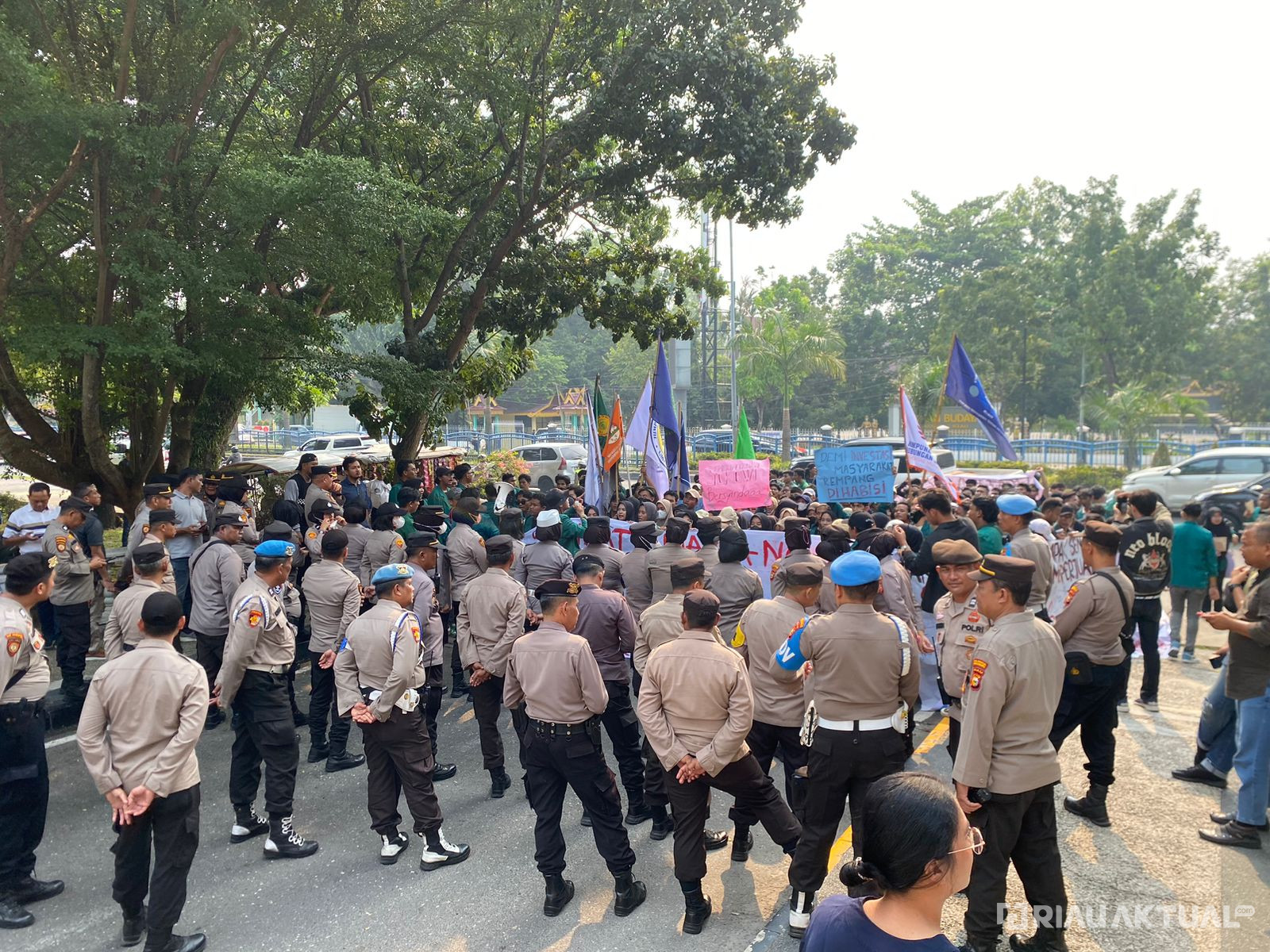 Prihatin dengan Kondisi Masyarakat Rempang, Mahasiswa UMRI Gelar Aksi Solidaritas di DPRD Riau