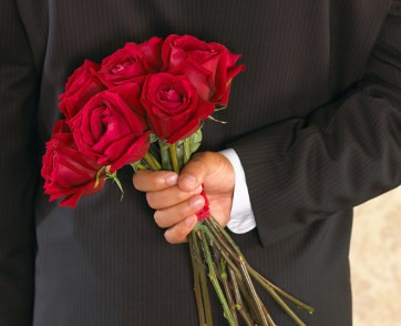 Pria Romantis itu Menikahi Bukan Memberikan Bunga Mawar