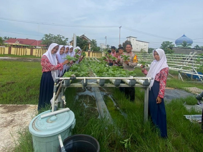 Polsek Gaung Ajak Siswa SMPN 1 Pelajari Tanaman Hidroponik untuk Dukung Ketahanan Pangan