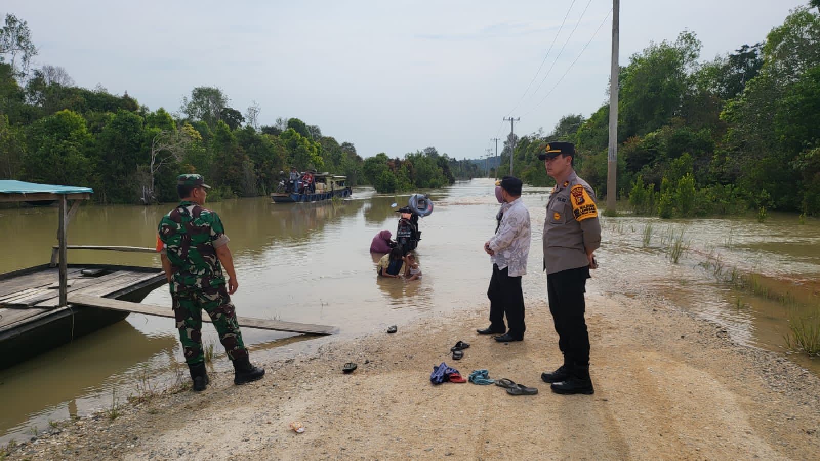 Iptu Alferdo Tinjau Banjir di Jembatan Penghubung Desa Jelang Pilkada