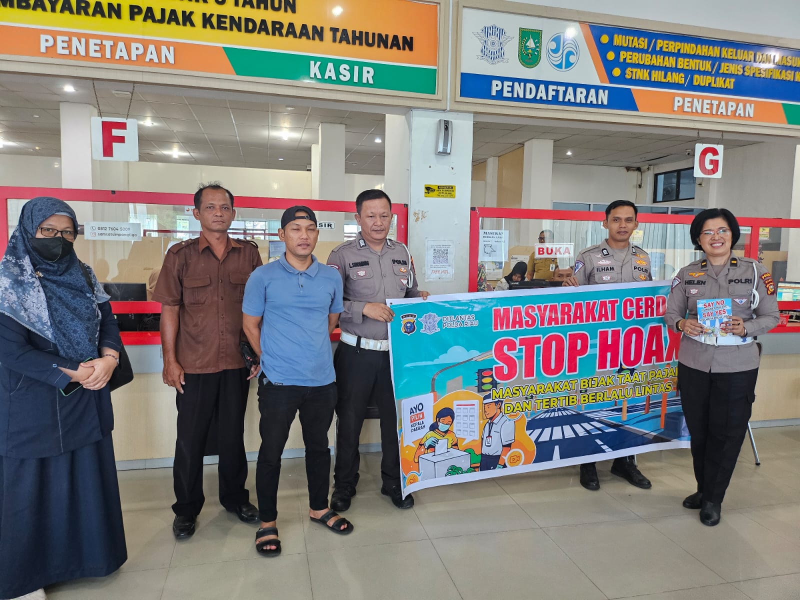 Personel Ditlantas Edukasi Wajib Pajak Tentang Pilkada Riau 2024