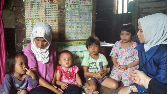 Didatangi Anggota DPRD Provinsi, Tina Teteskan Air Mata, Ade Hartati : Semua Anak Harus Sekolah