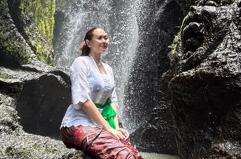 Potret Aura Kasih Jalani Ritual Di Bali Pakai Kebaya Putih 