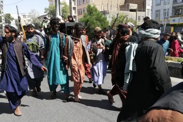 Taliban Olesi Wajah Pria Afghanistan dengan Aspal, Diarak dengan Tali di Leher