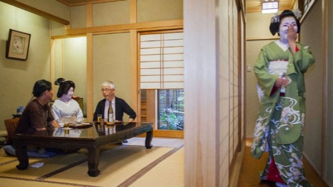 Menyibak di Balik Dunia Geisha yang Penuh Tanda Tanya