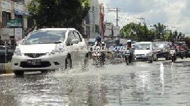 Wawako Pekanbaru Sidak Banjir di Dua Tempat