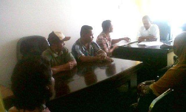 Perwakilan Masyarakat Air Putih Datangi Kantor Camat LBJ