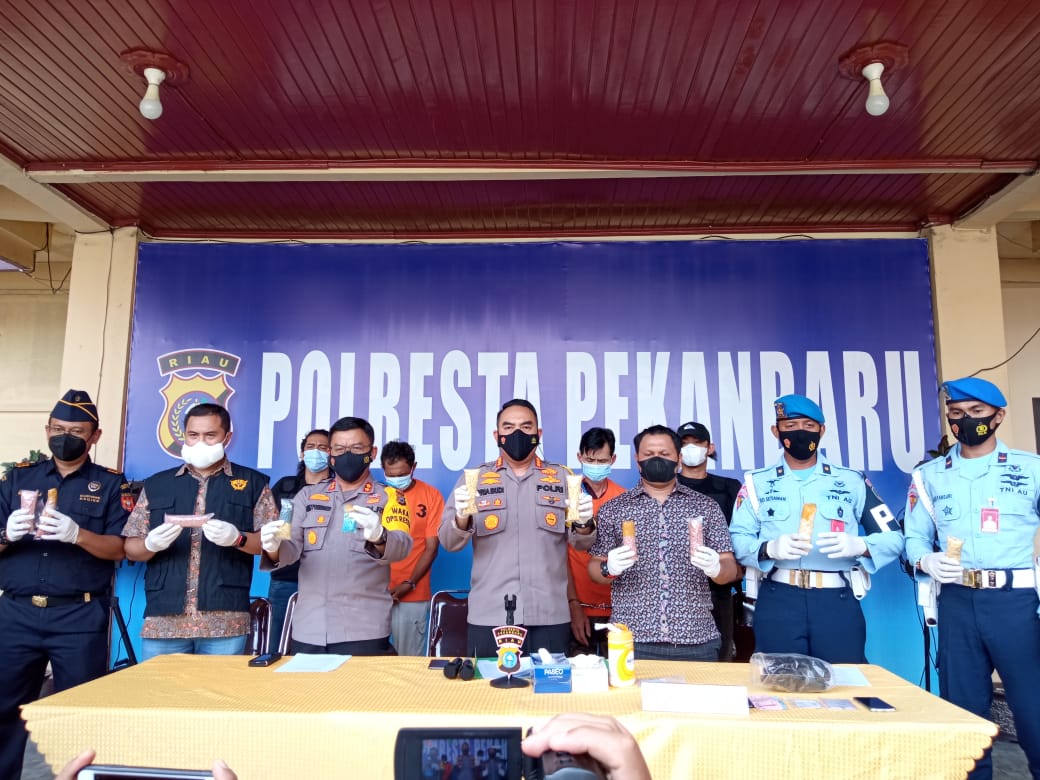 Bawa Ribuan Ekstasi dan Sabu Dalam Koper, Kurir Ditangkap di Bandara SSK II