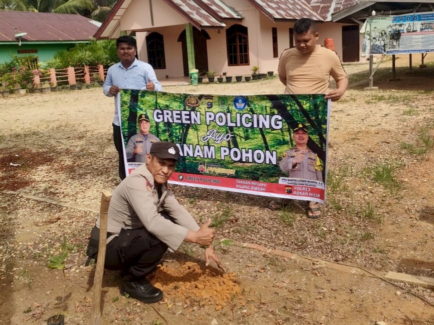 Polsek Rimba Melintang Hijaukan Lingkungan Gereja Seremban Jaya, Dukung Program Kapolda Riau