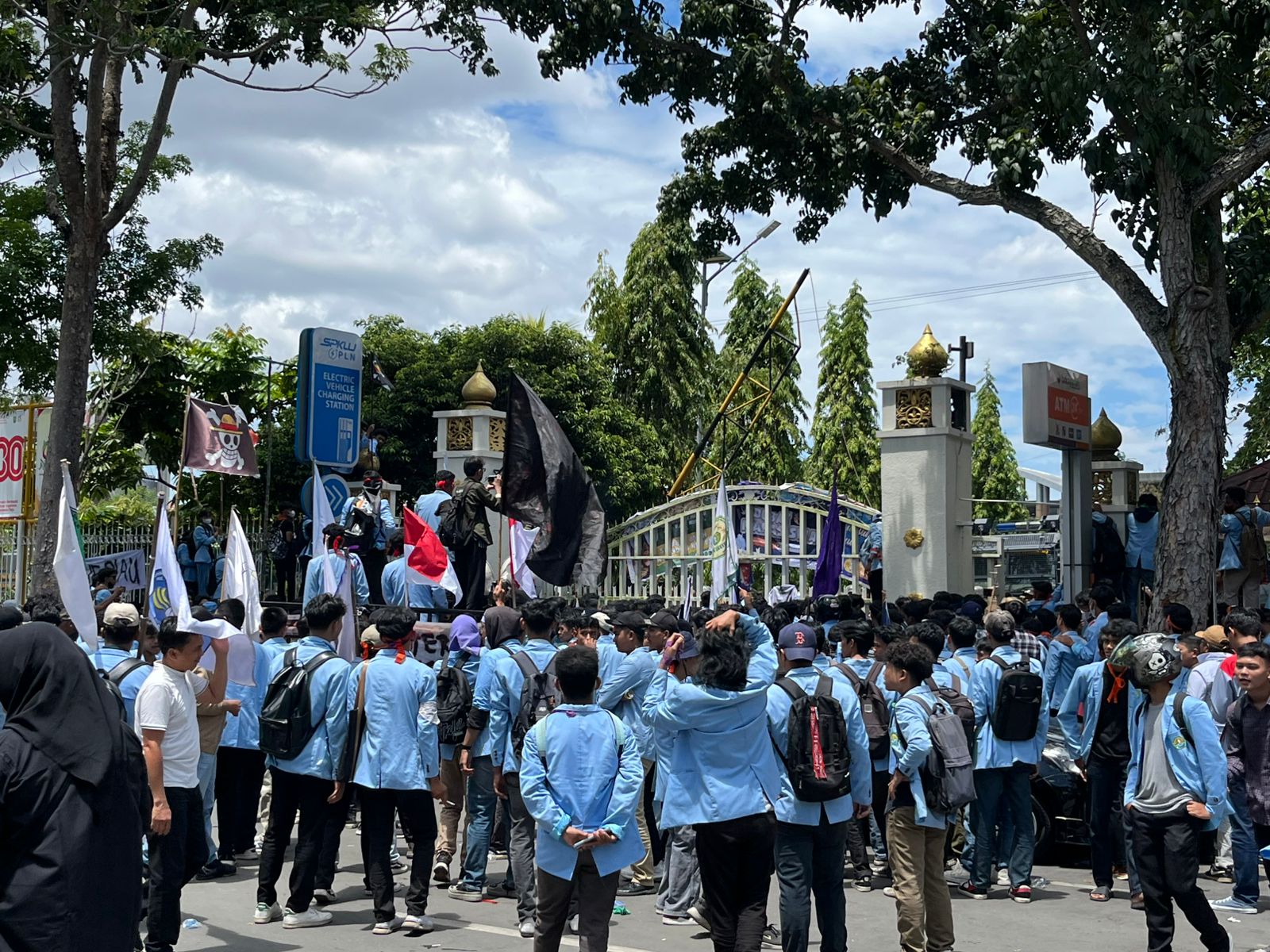 Tuntut Pencairan Beasiswa, Mahasiswa Universitas Riau Geruduk Kantor Gubernur