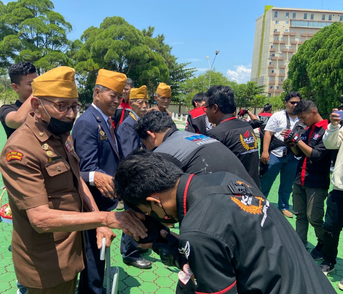 Kenang Jasa Pejuang Kemerdekaan, Puluhan Bikers Honda Ziarah Makam Pahlawan dan Temu Veteran