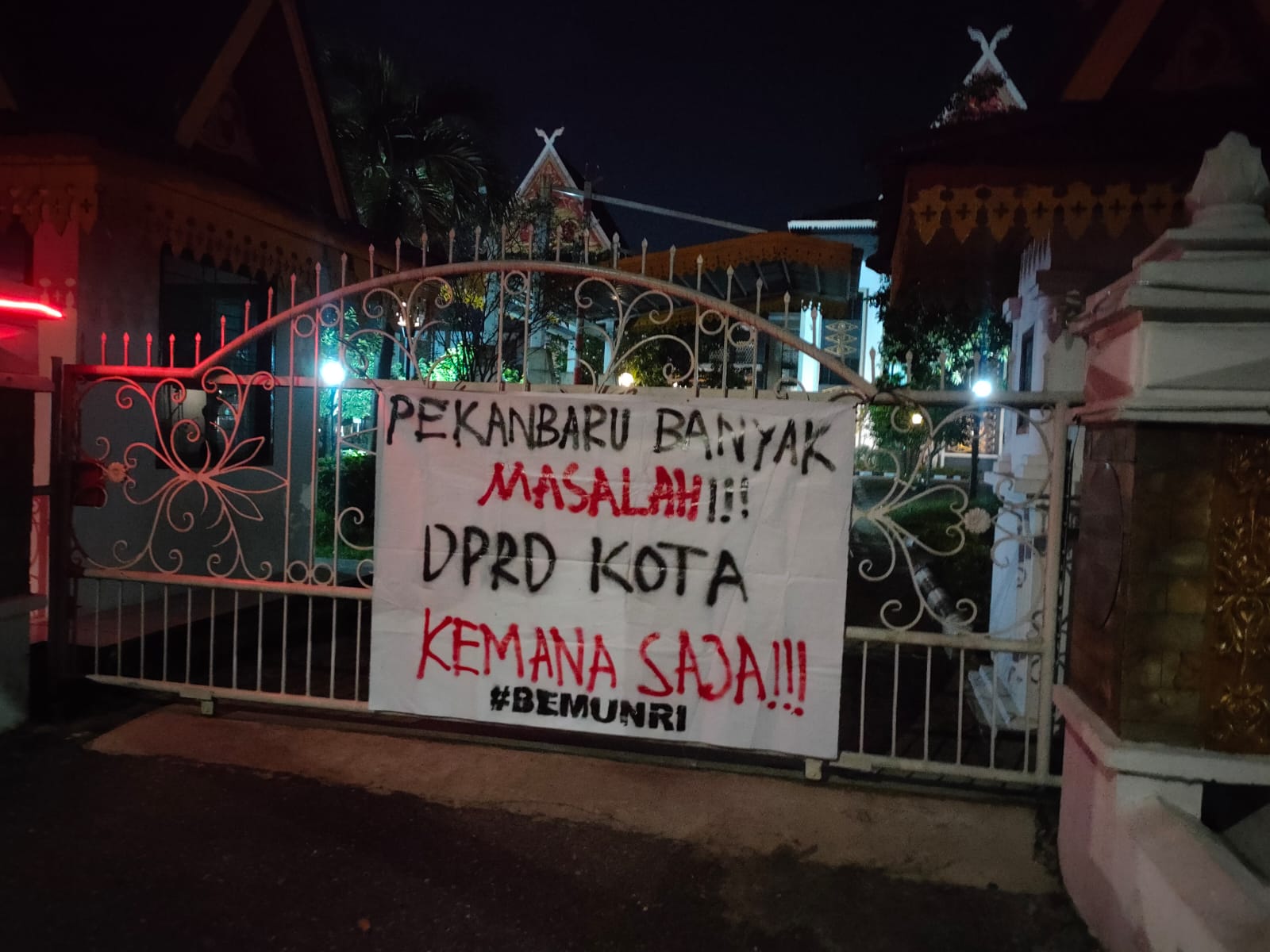 BEM Unri Aksi Tebar Spanduk Kritik Setumpuk Permasalahan di Kota Pekanbaru