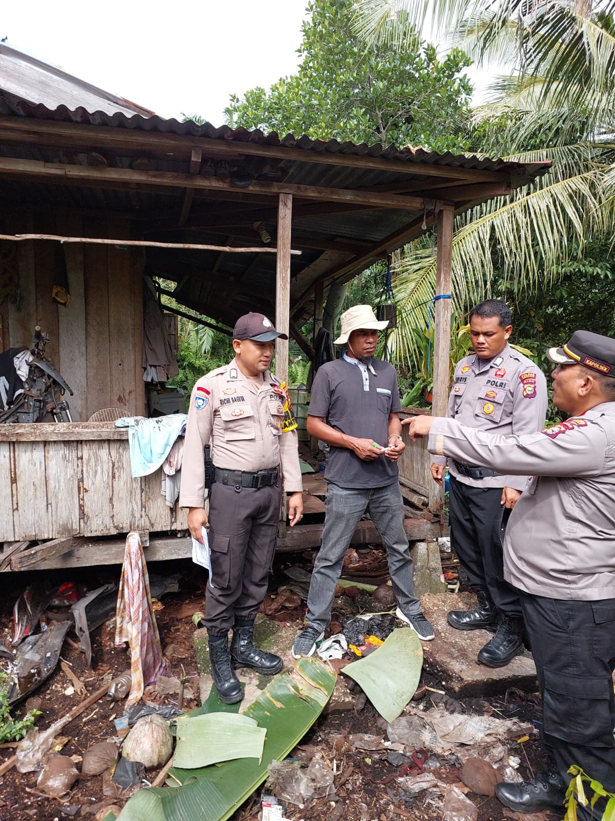 Jumat Berkah, Polsek Bukit Batu Berikan Sembako Kepada Warga Batang Duku yang Lumpuh
