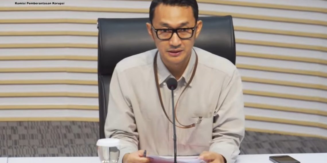 Staf Ahli Gubernur Riau Dani M Nursalam Serahkan Diri ke KPK, Total 10 Orang Diperiksa