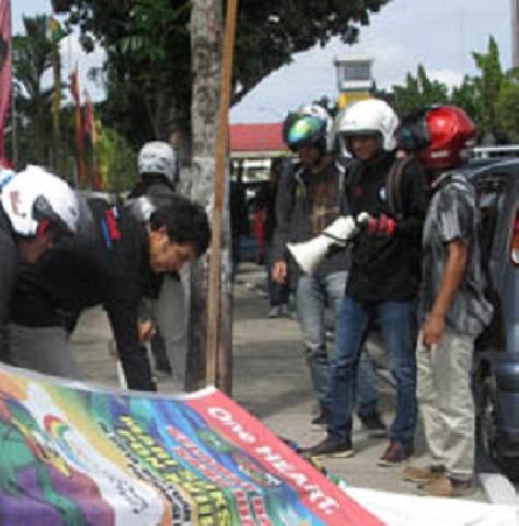 Baliho Liar Mampang di Pohon, Mahasiswa Demo Pejabat