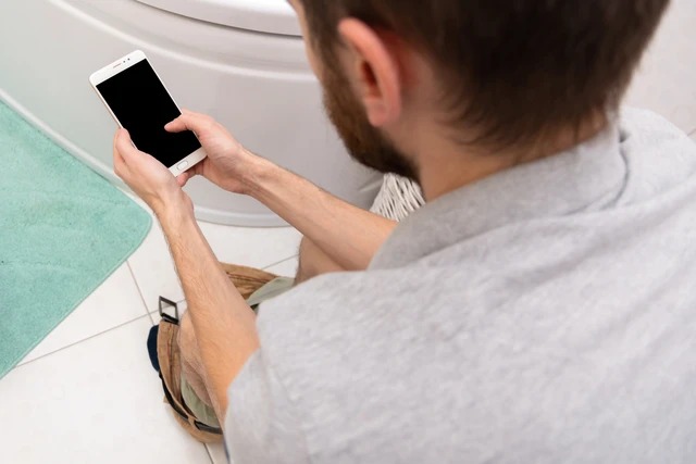 Kebiasaan Bawa HP ke Toilet, Bisa Picu Risiko Wasir Meningkat Signifikan