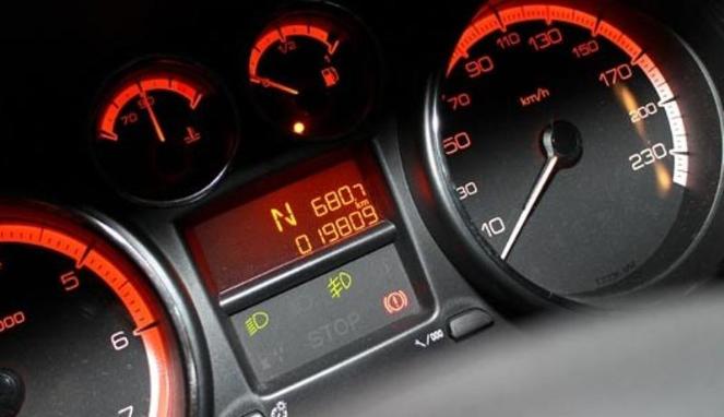 Ini dia Cara Menyetir Mobil 137 Km dengan Bensin Cekak