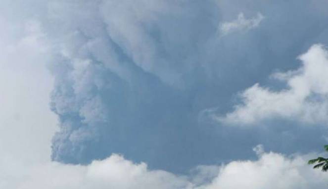 Wah, Abu Vulkanik Gunung Agung Sampai ke Surabaya