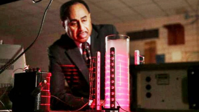 Profesor Ini Mengaku Bisa Membuat Mesin Waktu