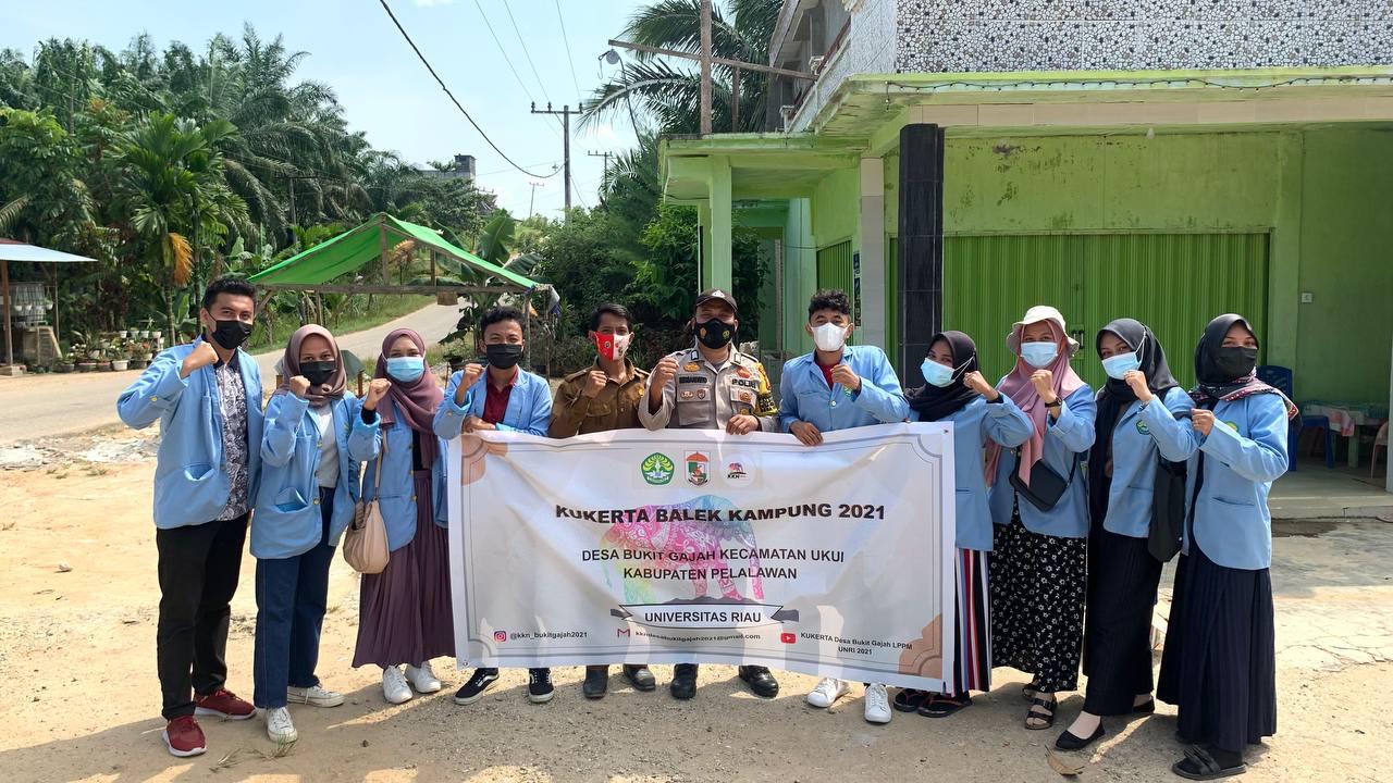 Tim Kukerta Desa Bukit Gajah UNRI Bagikan Masker dan Hand Sanitizer Gratis Kepada Warga