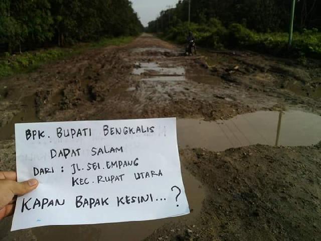 Sepanjang 10 KM Jalan di Rupat Utara Rusak, Warga Minta Bupati Amril Lakukan Peninjauan