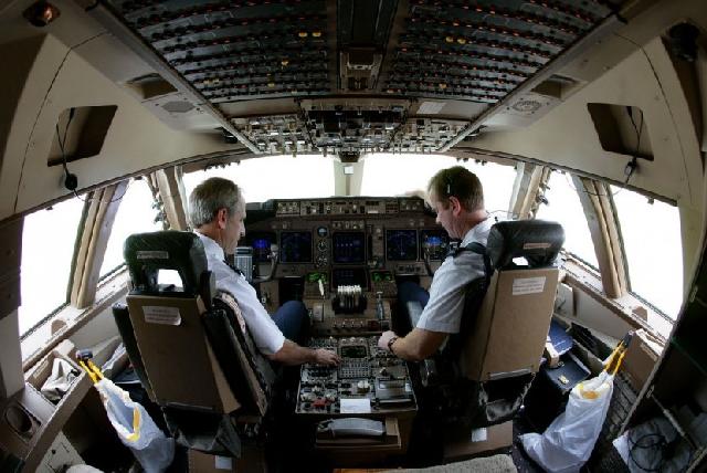 Pilot Air Asia Meminta Penumpang Berdoa Saat Insiden Gunjangan Hebat Jadi Perdebatan