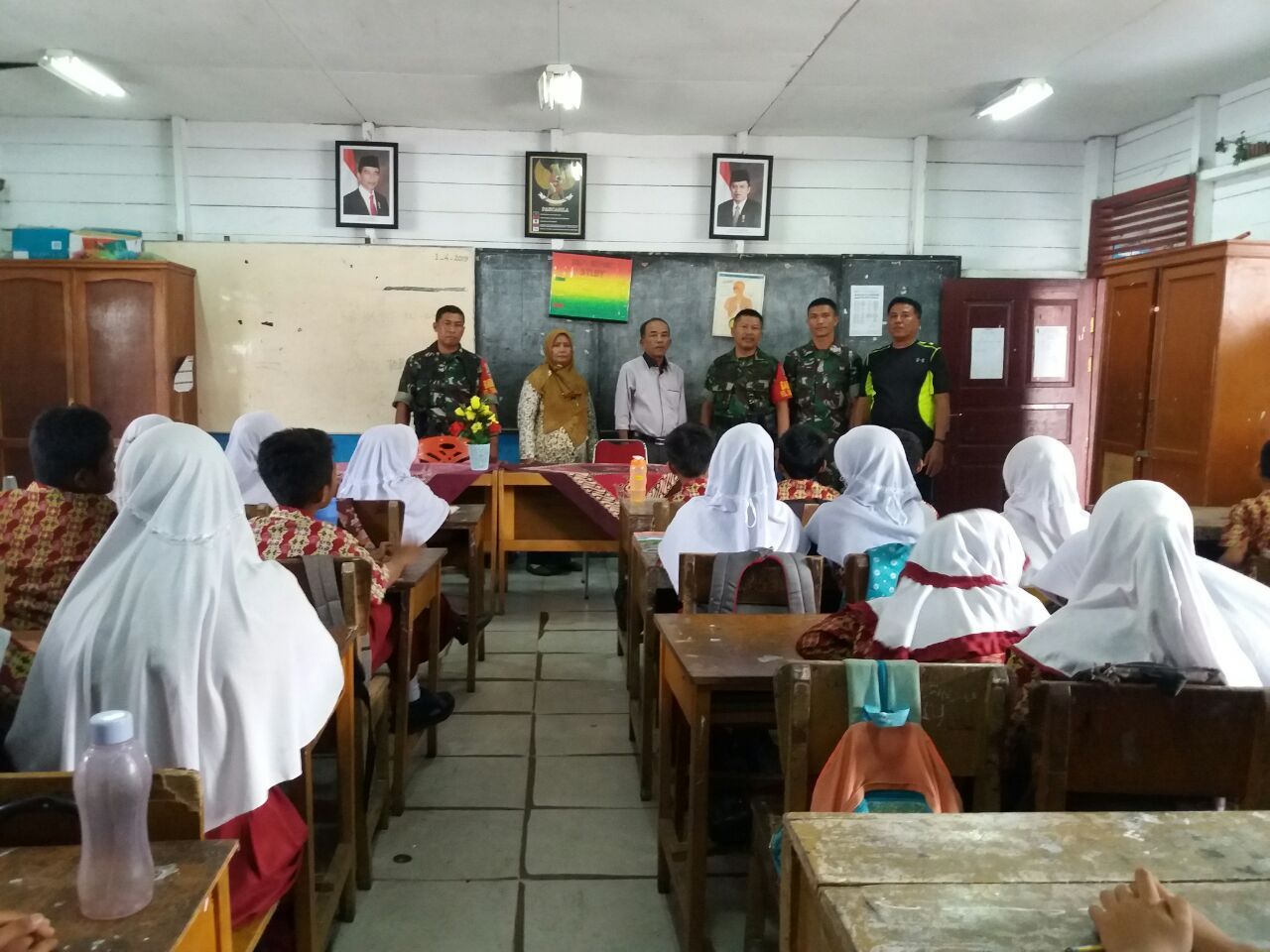 Komsos Ke SDN 56 Babinsa Kodim 0301 Pekanbaru Berikan Wasbang Dan Komsos Ke SDN 56 Babinsa Kodim 0301 Pekanbaru Berikan Wasbang Dan