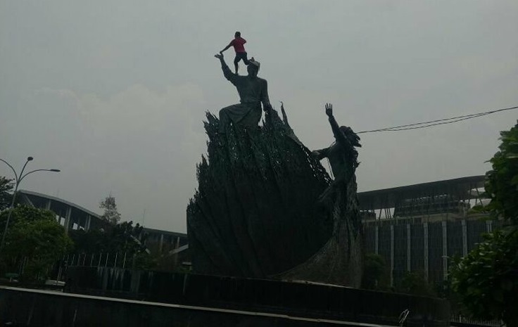 Pria Diduga Gangguan Jiwa Panjat Tugu Zapin 