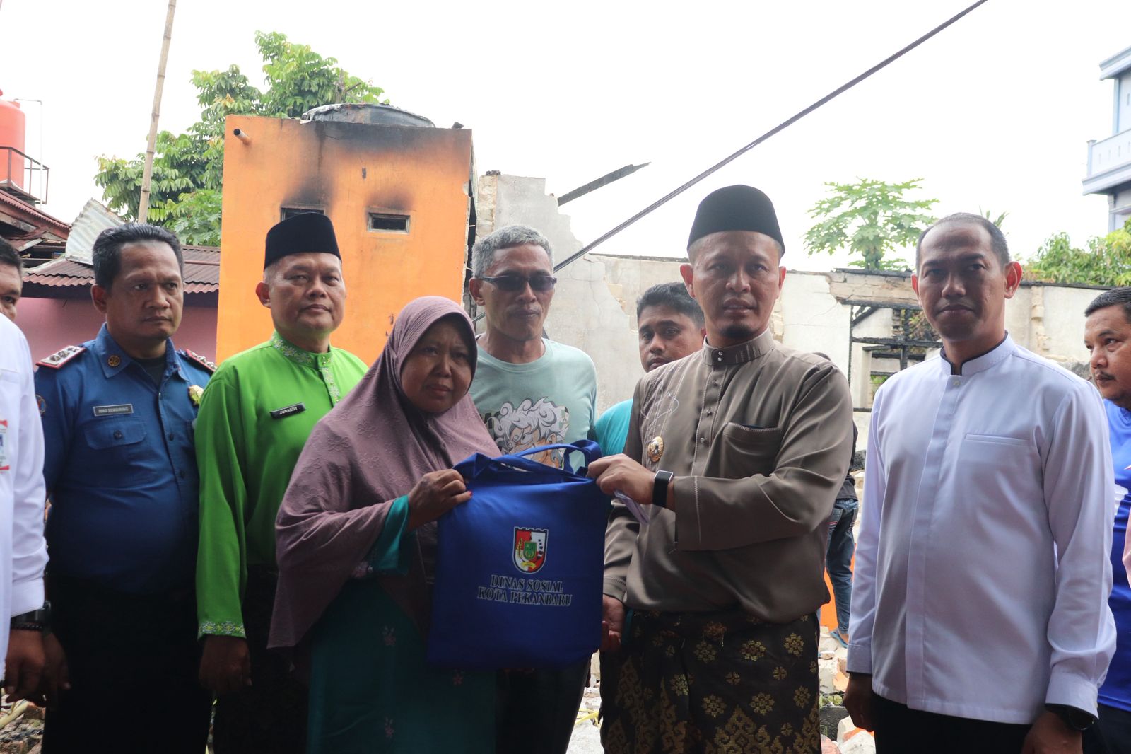 Pemko Pekanbaru Salurkan Bantuan ke 117 KK Korban Kebakaran Rumah