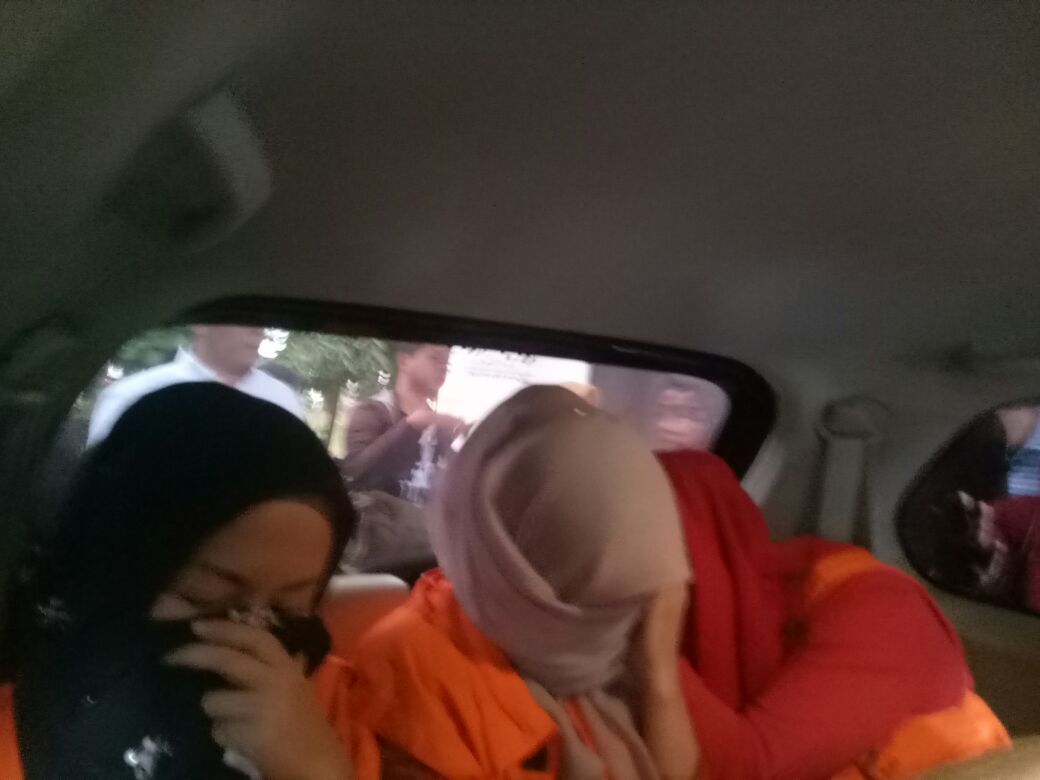 Tiga PNS Wanita Nangis Ditahan Kejati Riau