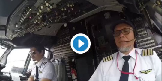 VIDEO: Gaya Kocak Seorang Pilot Lakukan Pantun Gombal Untuk Pramugari