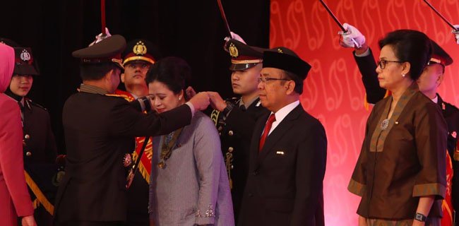 Dianggap Berjasa Tanggulangi Terorisme dan Radikalisme, Menteri Puan Terima Penghargaan Bhayangkara 