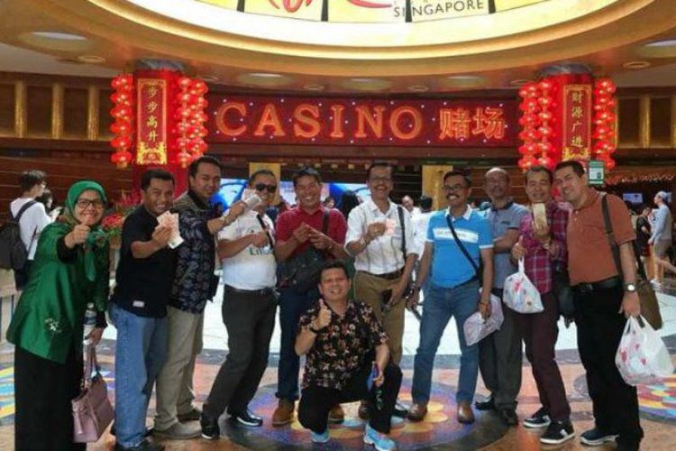 Viral, Foto Anggota DPRD Pegang Uang Dollar di Depan Kasino di Singapura