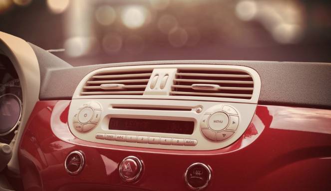 Polisi Bakal Tilang Pengendara Dengar Radio, Apa Alasannya