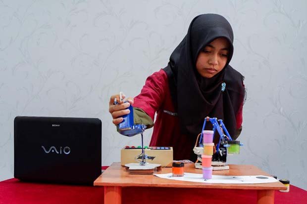 Keren! Mahasiswi Pekanbaru Ini Ciptakan Robot Lengan