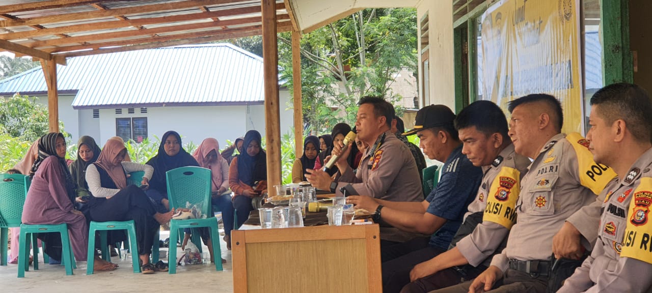 Ipda Riko Lakukan Cooling System dan Sosialisasi Pemilu 2024 di Desa Sialang Kumbang
