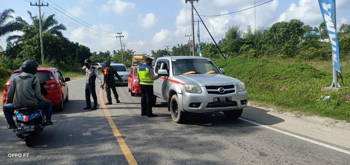Polsek Bandar Sei Kijang Monitor Masyarakat yang Melintas di Pos Sekat Mudik