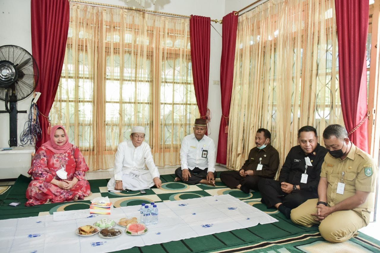 Bupati Kasmarni Bertakziah Kerumah Ketua DPH LAMR Bengkalis