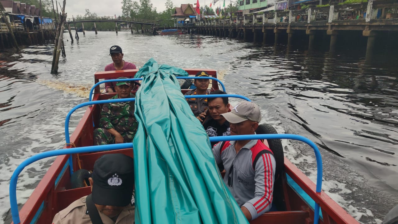 Sosialisasikan Pemilu Damai, Kapolsek Mandah Bersama Forkopimcam Gunakan Speedboat